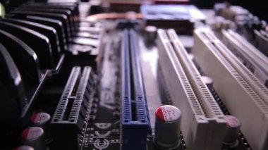 Ana karttaki PCI-E yuvalarının makro görüntüsü, kaydırma atışı