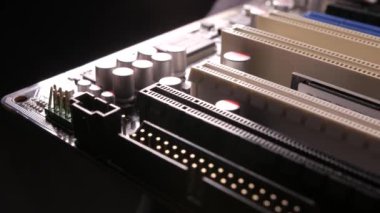 Ana karttaki PCI-E yuvalarının makro görüntüsü, kaydırma atışı