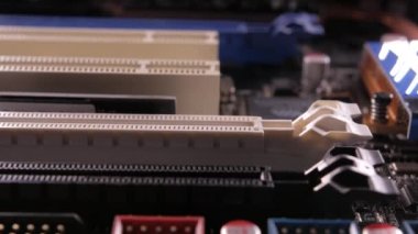 Ana karttaki PCI-E yuvalarının makro görüntüsü, kaydırma atışı