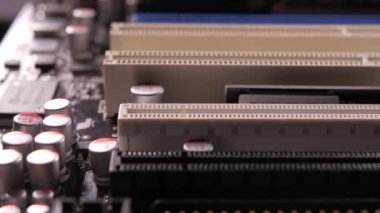 Ana karttaki PCI-E yuvalarının makro görüntüsü, kaydırma atışı
