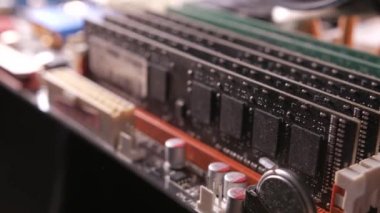 Anakarta monte edilen Ddr3 Ram bellek modüllerinin makro görünümü, kaydırıcı, ateş