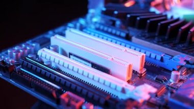 Ana karttaki PCI-E yuvalarının makro görüntüsü, kaydırma atışı