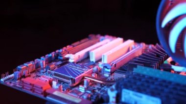 Ana karttaki PCI-E yuvalarının makro görüntüsü, kaydırma atışı