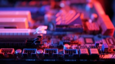 siyah arka plan üzerinde anakarta monte edilmiş bir işlemci Cpu fan yakın çekim, kaydırıcı çekim