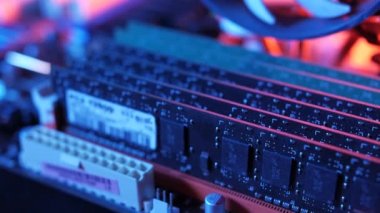 Anakarta monte edilen Ddr3 Ram bellek modüllerinin makro görünümü, kaydırıcı, ateş