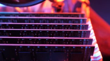 Anakarta monte edilen Ddr3 Ram bellek modüllerinin makro görünümü, kaydırıcı, ateş