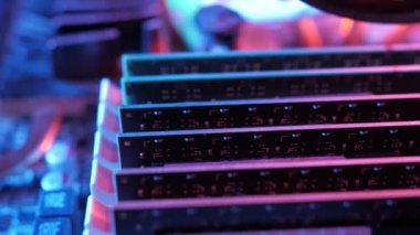 Anakarta monte edilen Ddr3 Ram bellek modüllerinin makro görünümü, kaydırıcı, ateş