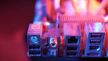siyah arka plan üzerinde anakarta monte edilmiş bir işlemci Cpu fan yakın çekim, kaydırıcı çekim
