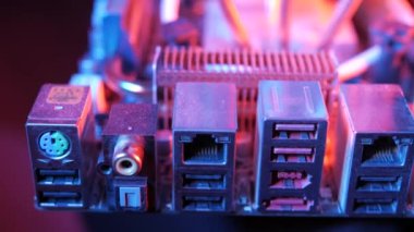 Usb, Lan, ses konektörleri, makro görünüm, kaydırıcı çekim ile bir arka anakart paneli yakın çekim