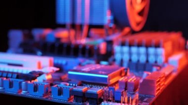 siyah arka plan üzerinde anakarta monte edilmiş bir işlemci Cpu fan yakın çekim, kaydırıcı çekim