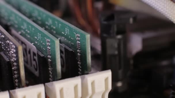 Makroansicht Der Ddr3 Ram Speichermodule Auf Dem Motherboard Installiert Schieberegler — Stockvideo