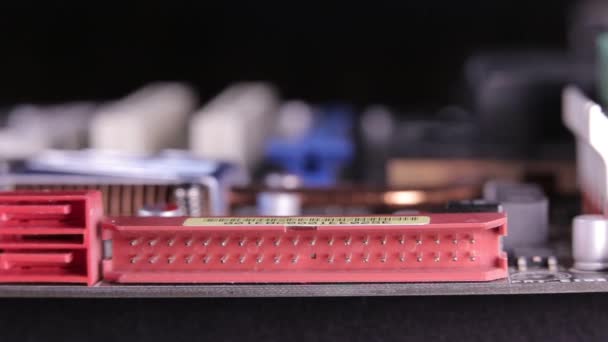 gros plan d'un ventilateur processeur CPU installé sur la carte mère sur un fond noir, plan du curseur 