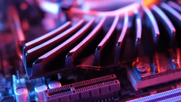 prise de vue macro d'une partie du système de refroidissement de la carte mère, déplacement du curseur, radiateur de gros plan 