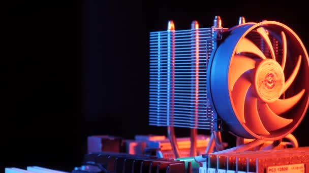 Close Van Een Roterende Processor Cpu Ventilator Geïnstalleerd Het Moederbord — Stockvideo