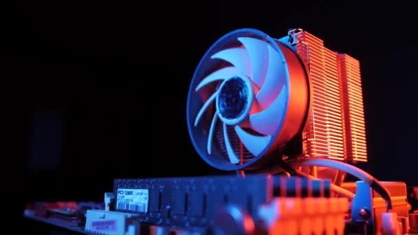 Gros Plan Ventilateur Cpu Processeur Rotatif Installé Sur Carte Mère — Video