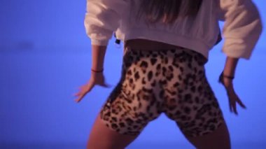 kız dans twerk, hip hop, dancehall, sokak dansı, yakın çekim arkasında