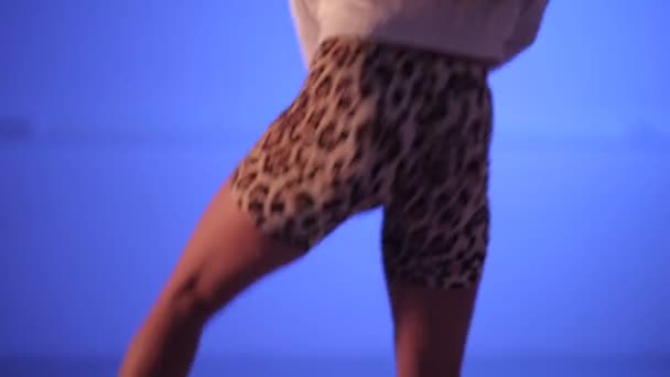 Девушка Танцует Тверк Хип Хоп Танцевальный Зал Уличные Танцы Крупный — стоковое видео