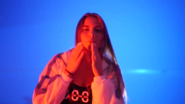 Молода Красива Дівчина Танцює Хіп Хоп Танцювальний Зал Вуличний Танець — стокове відео
