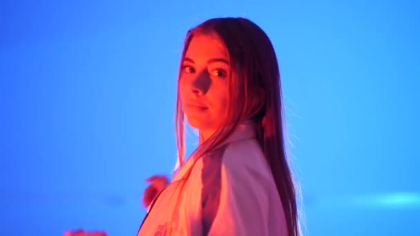 Молода Красива Дівчина Танцює Хіп Хоп Танцювальний Зал Вуличний Танець — стокове відео
