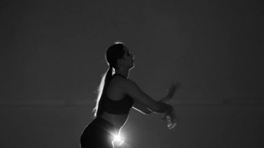 Gri arka planda modern dans eden genç, güzel bir kadın, striptiz dansı, vogue