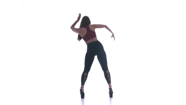 Genç Güzel Bir Kız Beyaz Arka Planda Modern Dans Ediyor — Stok video
