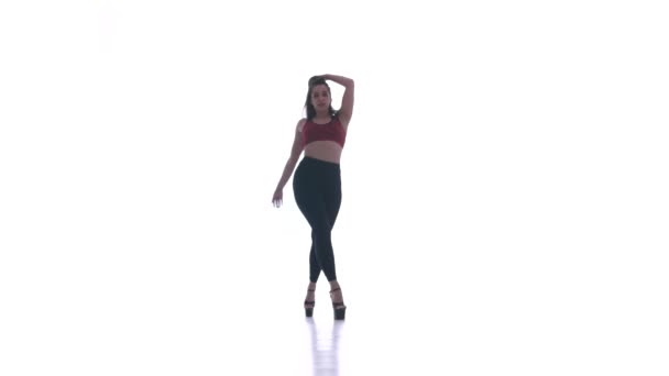 Νεαρό Όμορφο Κορίτσι Χορεύει Μοντέρνο Χορό Λευκό Φόντο Ταινία Πλαστικό — Αρχείο Βίντεο