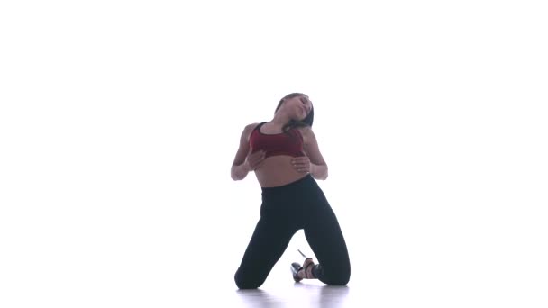 Молодая Красивая Девушка Танцует Современный Танец Белом Фоне Полосатый Пластик — стоковое видео