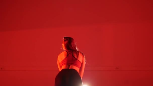 若い美しい女性が赤い背景でVogueを踊る — ストック動画