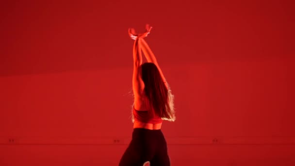 Genç Güzel Bir Kadın Kırmızı Arka Planda Dans Ediyor — Stok video