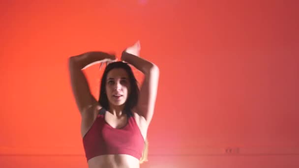 Joven Hermosa Mujer Bailando Vogue Sobre Fondo Rojo — Vídeos de Stock