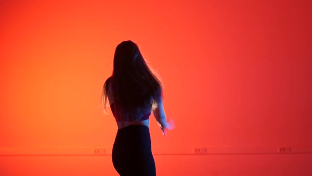 Jong Mooi Vrouw Dansen Vogue Rood Achtergrond — Stockvideo