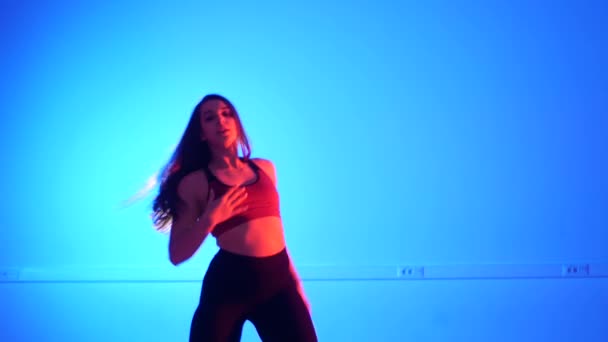 Jeune Belle Femme Dansant Danse Moderne Sur Fond Bleu Strip — Video