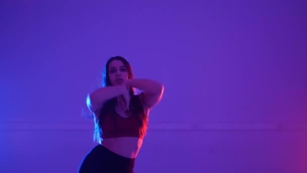 Joven Hermosa Mujer Bailando Danza Moderna Sobre Fondo Púrpura Strip — Vídeos de Stock