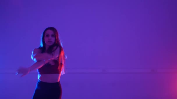 Молода Красива Жінка Танцює Сучасний Танець Фіолетовому Фоні Стрип Танці — стокове відео