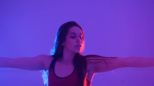 年轻美丽的女子 以紫色为背景跳现代舞 脱衣舞 — 图库视频影像