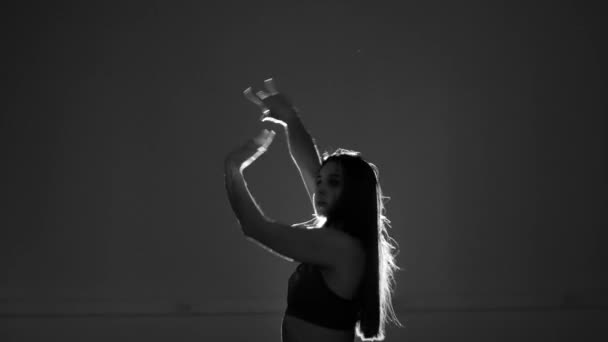 若い美しい女性がグレーの背景でモダンダンスを踊るストリップダンス流行 — ストック動画
