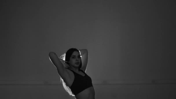 Mladá Krásná Žena Tanec Moderní Tanec Šedém Pozadí Striptýz Vogue — Stock video