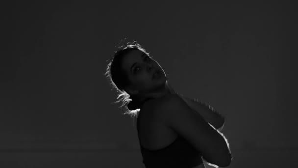 Junge Schöne Frau Tanzt Modernen Tanz Auf Grauem Hintergrund Strip — Stockvideo
