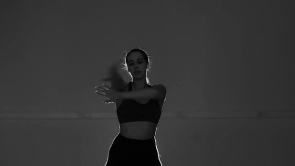 Jong Mooi Vrouw Dansen Moderne Dans Grijze Achtergrond Strip Dans — Stockvideo