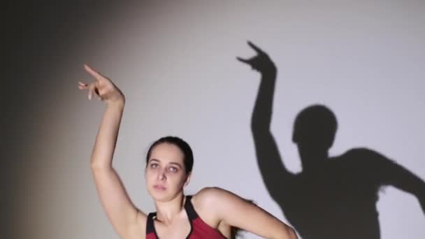 Jong Mooi Meisje Dansen Vogue Schaduw Herhaalt Haar Bewegingen — Stockvideo