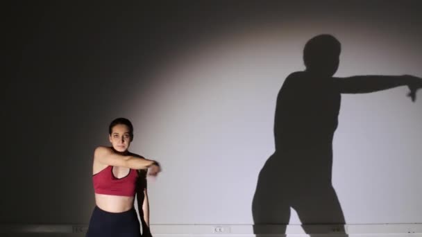 Dans Eden Genç Güzel Kız Gölge Hareketlerini Tekrarlıyor — Stok video