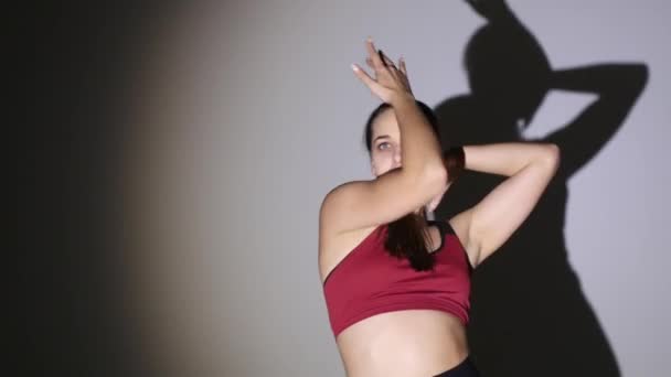 Młoda Piękna Dziewczyna Taniec Moda Cień Powtarza Jej Ruchy — Wideo stockowe