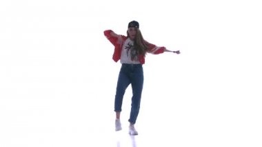 Genç güzel kız hip-hop yapıyor, beyaz arka planda sokak dansı yapıyor, izole edilmiş.
