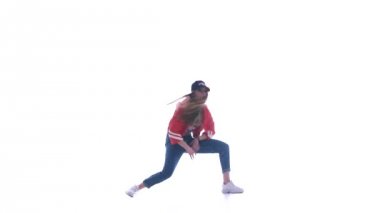 Genç güzel kız hip-hop yapıyor, beyaz arka planda sokak dansı yapıyor, izole edilmiş.