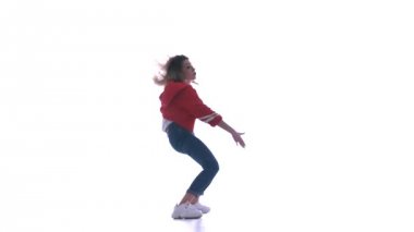 Genç güzel kız hip-hop yapıyor, beyaz arka planda sokak dansı yapıyor, izole edilmiş.