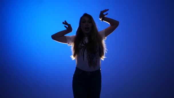 Νεαρή Όμορφη Γυναίκα Που Χορεύει Χιπ Χοπ Street Dancing Στο — Αρχείο Βίντεο