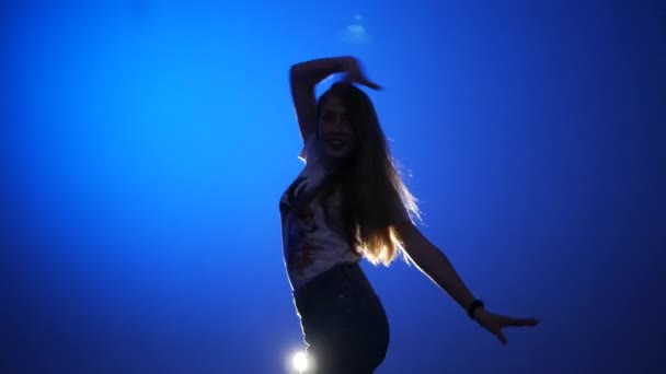 Joven Hermosa Mujer Bailando Hip Hop Baile Callejero Estudio Sobre — Vídeo de stock