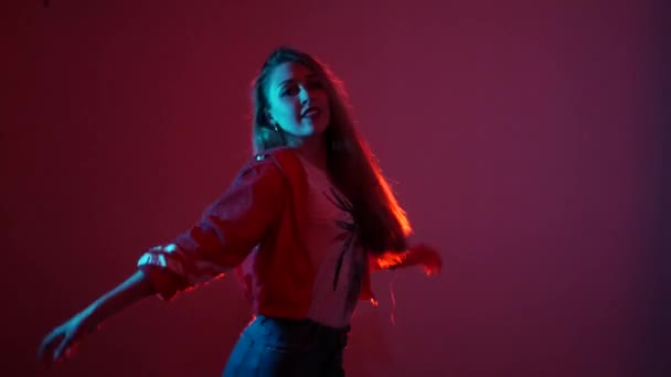 Jovem Bela Mulher Dançando Hip Hop Rua Dançando Estúdio Fundo — Vídeo de Stock