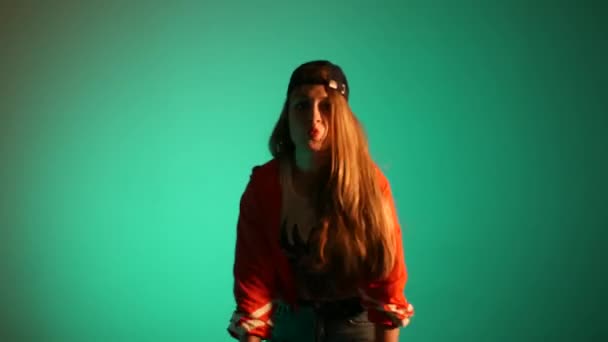 Joven Hermosa Chica Una Gorra Béisbol Bailando Hip Hop Baile — Vídeos de Stock