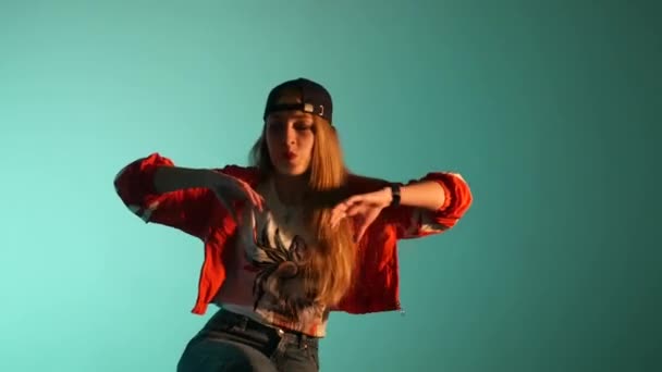 Молодая Красивая Девушка Бейсболке Танцует Хип Хоп Уличные Танцы Студии — стоковое видео